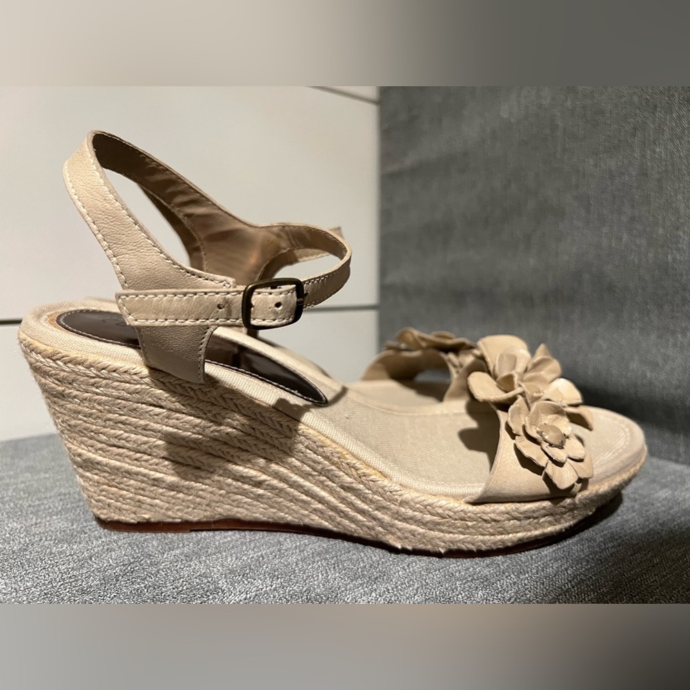 Bare Traps “Tease” Wedge Sandal with beautiful Leather Flower detail size 9M - Picture 4 of 6